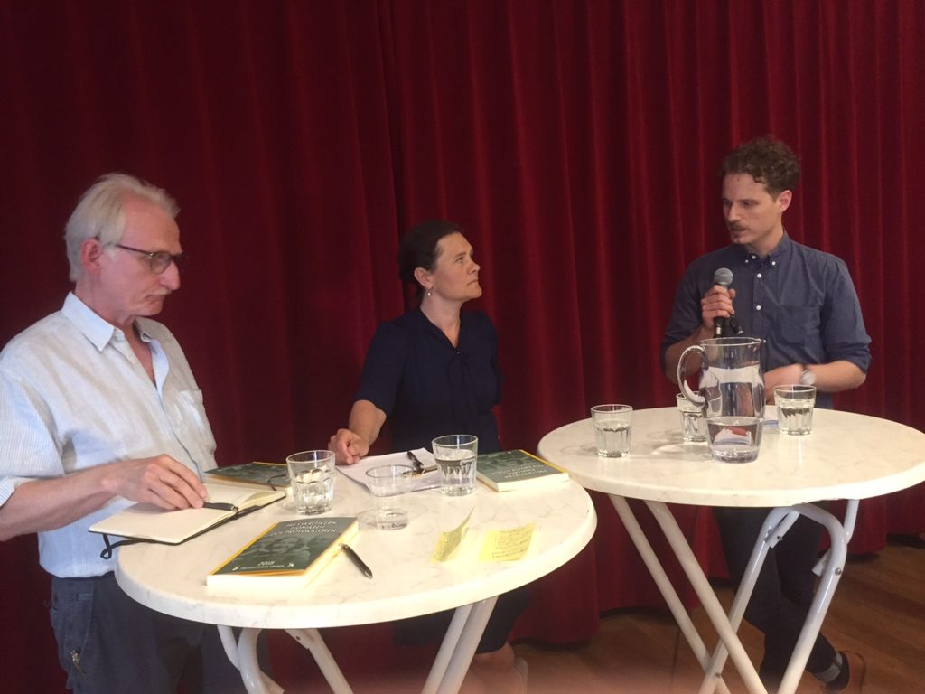 Erik Edoff (med mikrofonen) i samtal med Karin Milles och Torbjörn von Krogh